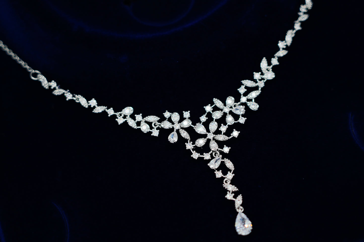 Crystal Floral Necklace & Earrings Set – Elegant Statement Jewelry