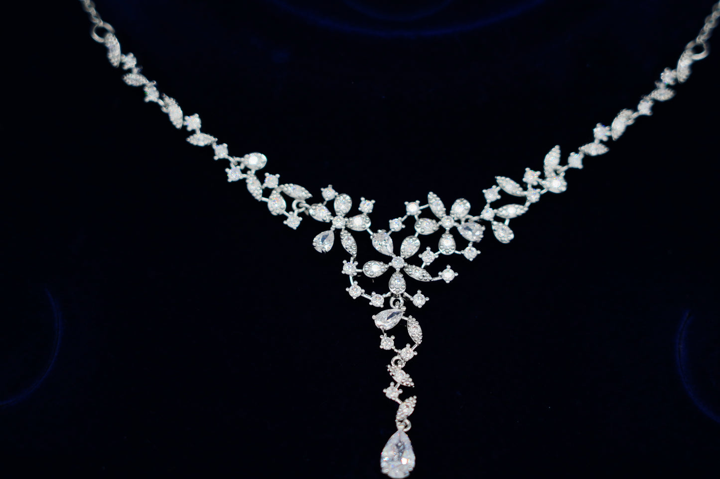 Crystal Floral Necklace & Earrings Set – Elegant Statement Jewelry